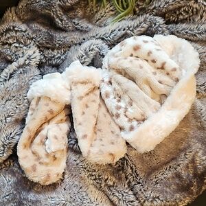 New No Tag WOLF TALES Soft Fluffy Plush Beanie Hat And Mittens Deer Doe Print